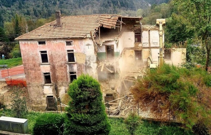 Addio all’Albergo Belvedere a Moio de’ Calvi, al suo posto nascerà un parcheggio