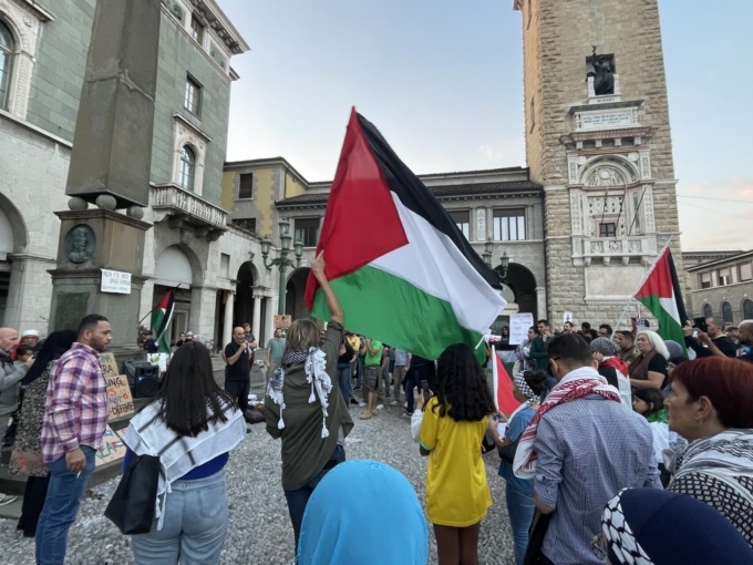 Manifestazione pro Palestina in centro a Bergamo, domani flashmob pro Israele in Città Alta