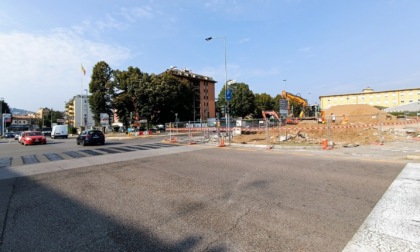 Semafori spenti tra le vie Carnovali e Autostrada: si passa sul rondò appena delineato