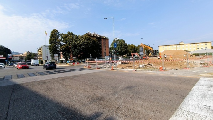 Semafori spenti tra le vie Carnovali e Autostrada: si passa sul rondò appena delineato