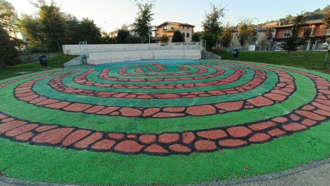 Valtesse, sporcizia al parco Lea Garofalo di via Ruggeri da Stabello