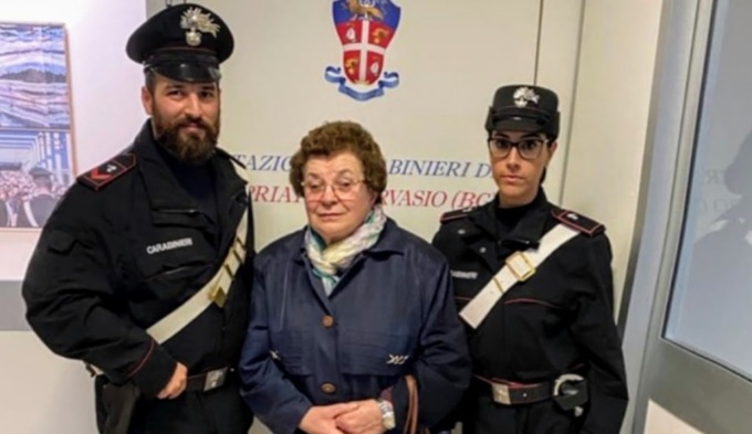 Buca una gomma a Capriate ma il cellulare non va, i carabinieri la riaccompagnano a casa