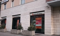 Furto con destrezza allo sportello automatico di UniCredit Banca, ad Almè