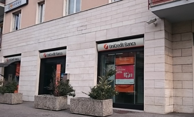 Furto con destrezza allo sportello automatico di UniCredit Banca, ad Almè