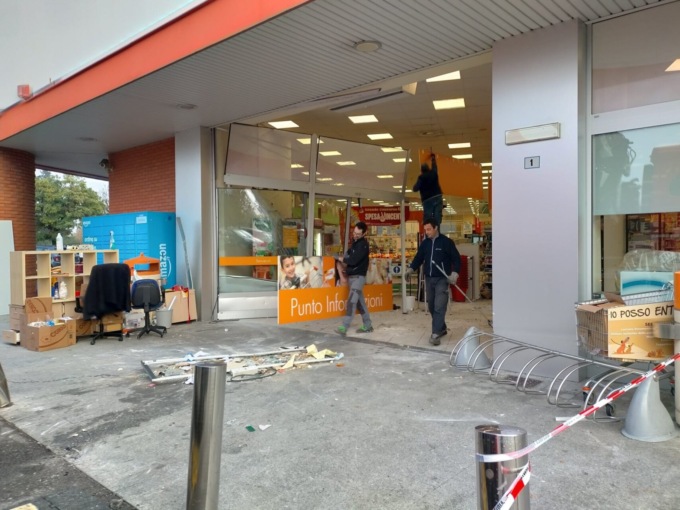 Cologno, sfondano la vetrina della Conad con un furgone per rubare la cassaforte