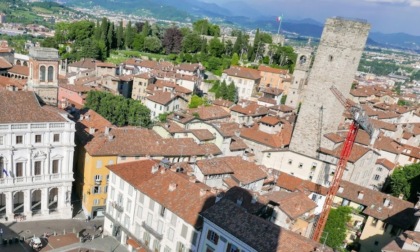 Caduta di materiale, si montano impalcature e parasassi sulla torre del Gombito