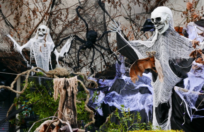 Halloween, tornano gli allestimenti da paura nelle case di Petosino e Castro