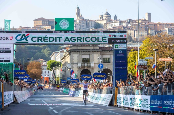 Tadej Pogacar vince per la terza volta il Giro di Lombardia