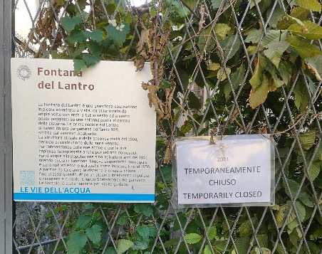 Il cartello di chiusura della Fontana del Lantro