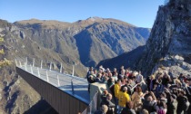 A Dossena inaugurato il "Becco", la passerella a strapiombo per ammirare la Val Parina
