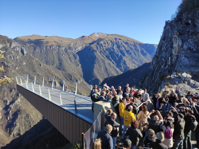 A Dossena inaugurato il “Becco”, la passerella a strapiombo per ammirare la Val Parina