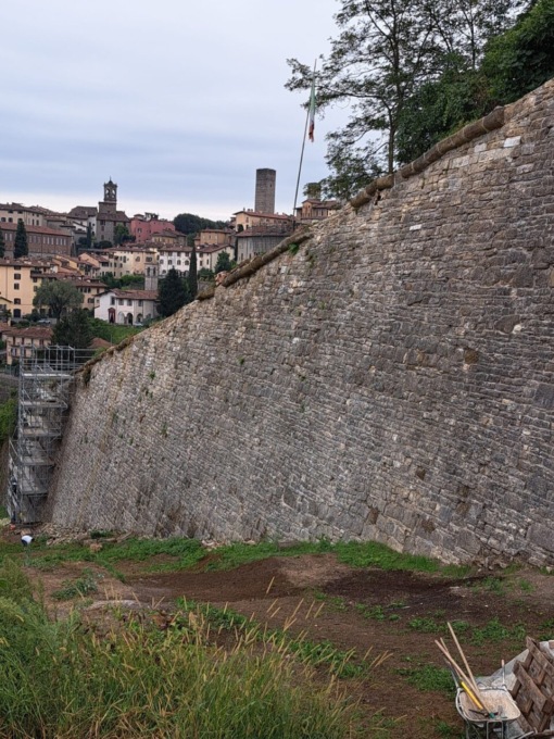 Via Maironi da Ponte chiusa per togliere i ponteggi per il restauro del baluardo di Valverde