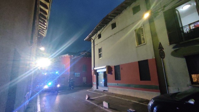 Calvenzano, crolla un tetto in pieno centro: paura ma nessun ferito