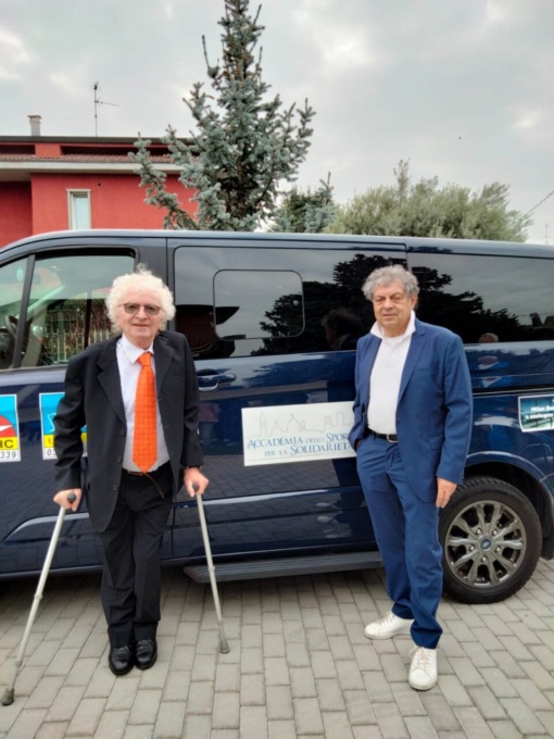 Rinnovato il “Condominio del Sorriso” e inaugurazione del nuovo pulmino ad Azzano