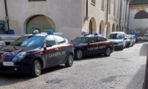 Tossicodipendente fuori controllo in banca a Caravaggio, intervengono i carabinieri