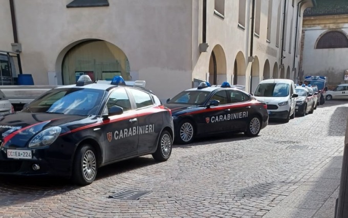 Tossicodipendente fuori controllo in banca a Caravaggio, intervengono i carabinieri