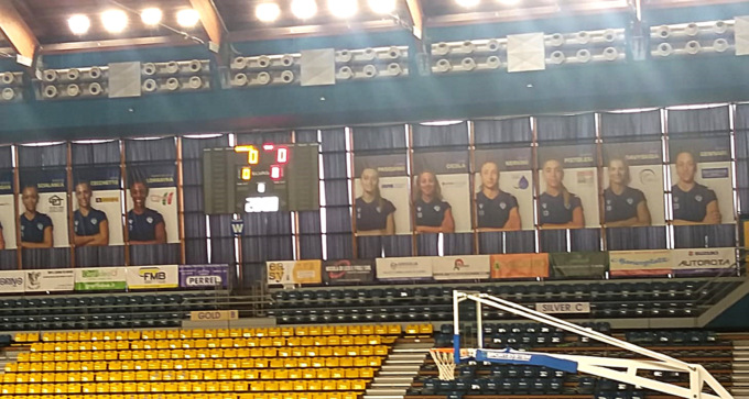 Treviglio, le gigantografie del Volley Bergamo non piacciono ai tifosi del basket (ma le vogliono anche i cestisti)
