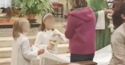 Polemica a Valbrembo per l’Eucarestia distribuita dalla chierichetta. Richiamato il parroco