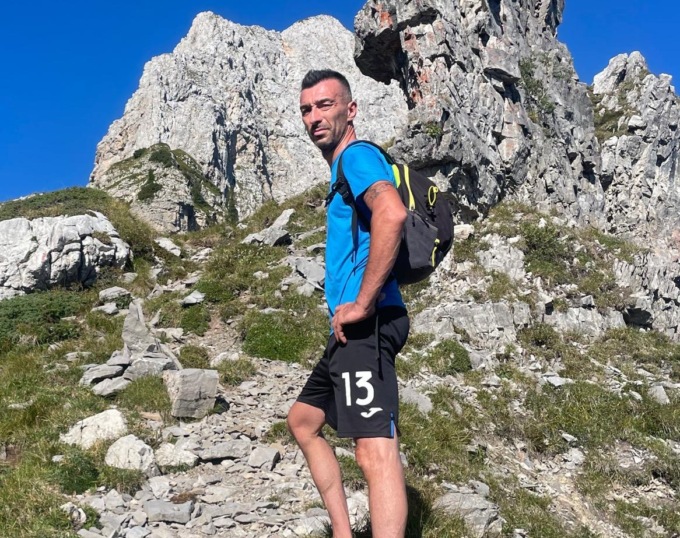 Felpa grigia, pantaloncini scuri e caschetto: è uscito così Claudio Ongaro, disperso sulla Presolana
