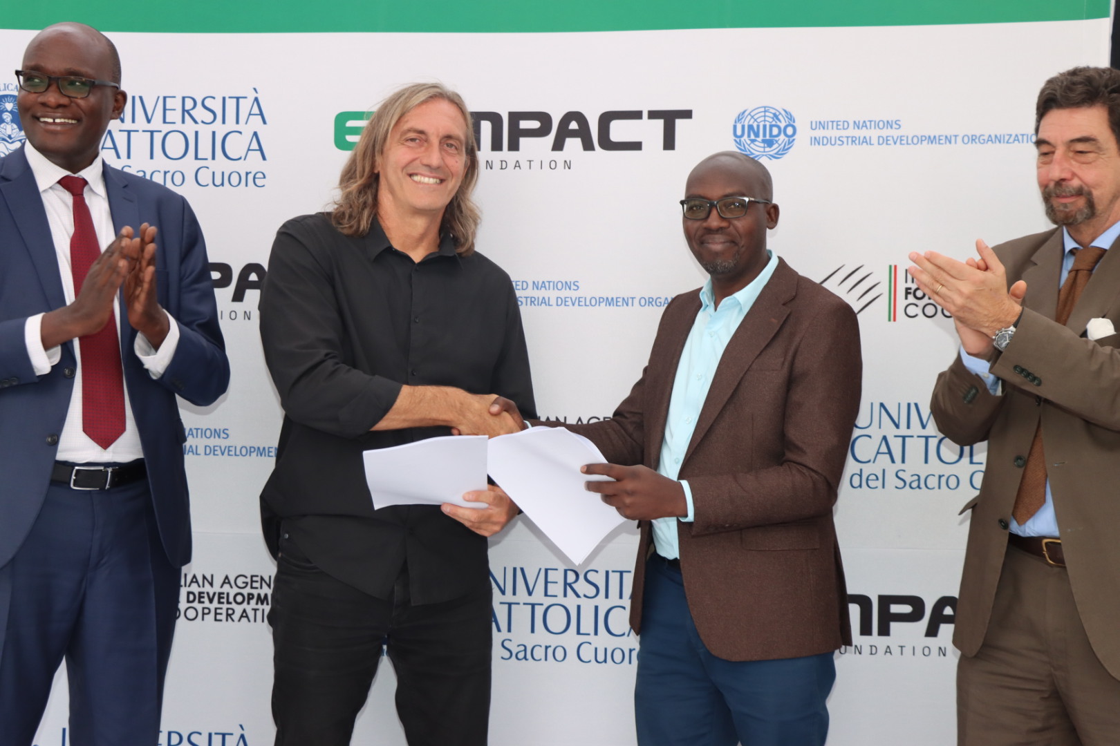 costituzione della joint venture in Africa in presenza di Luca Sancinelli, figlio di Roberto Sancinelli e l'imprenditore kenyota Richard Kainika 2