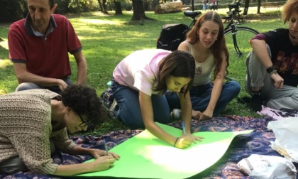In un picnic al parco Suardi, tanti giovani hanno parlato della loro eco-ansia