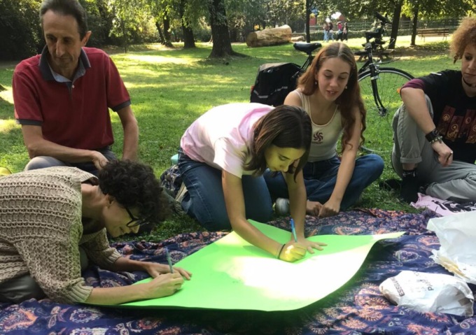 In un picnic al parco Suardi, tanti giovani hanno parlato della loro eco-ansia