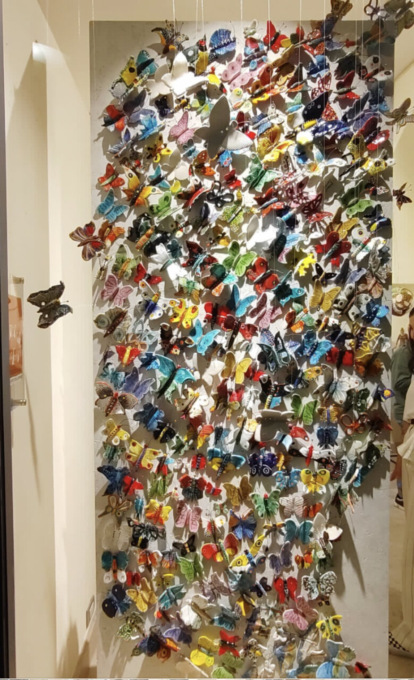 Farfalle di ceramica colorano Piazza Pontida: è l’opera collettiva dei corsisti di “Tutti giù per terra”