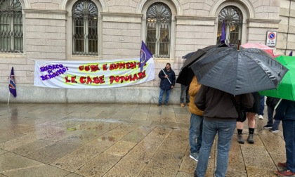 Case popolari a Bergamo, protesta dell'Unione inquilini sotto il Comune per la gestione di Mm