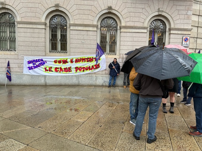 Case popolari a Bergamo, protesta dell’Unione inquilini sotto il Comune per la gestione di Mm