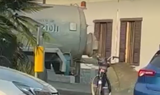 La valvola dell’autocisterna si rompe: centro di Misano cosparso di letame