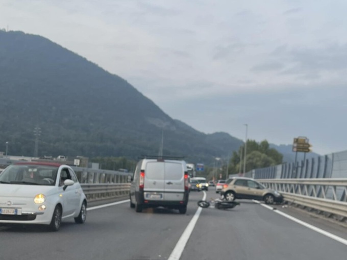 Incidente sulla superstrada di Abino e lunga coda a Pontesecco: mattinata nera per il traffico