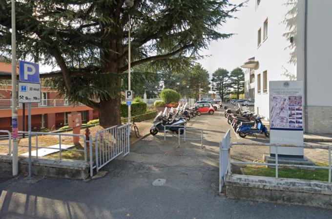 Colpisce studente e carabinieri con lo skateboard alla facoltà di Ingegneria di Dalmine: condannato 22enne