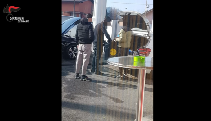 Svaligiavano case mentre i proprietari erano fuori: presi dopo inseguimento a Orio