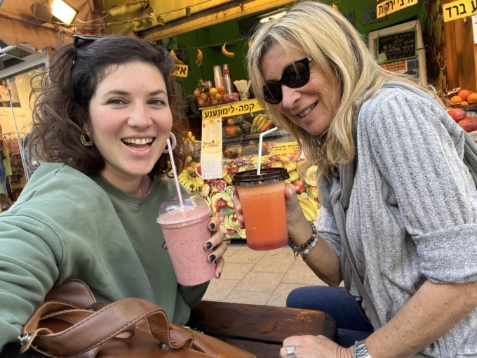 «Mia figlia Anahì dona latte per i bimbi rimasti senza mamma»: Cecilia Edelstein racconta Israele