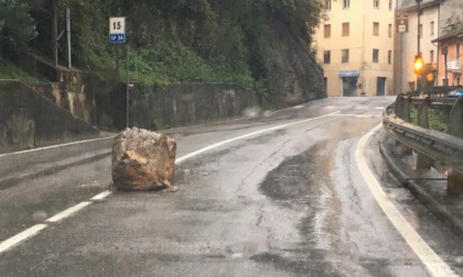 Cade masso sulla provinciale 24 a Val Brembilla: nessun ferito, strada sgomberata