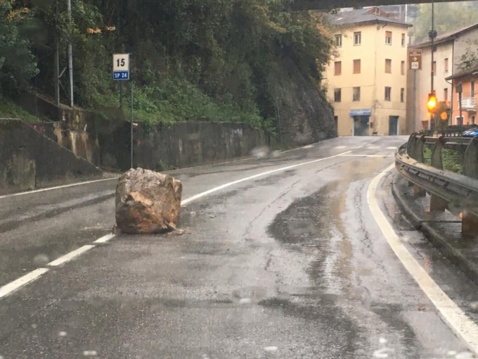 Cade masso sulla provinciale 24 a Val Brembilla: nessun ferito, strada sgomberata