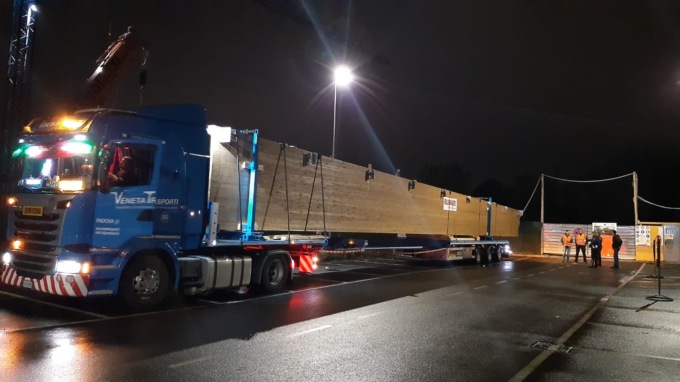 Sono arrivate le travi da 26 metri per la palestra di San Tomaso. Attenzione ai divieti di sosta