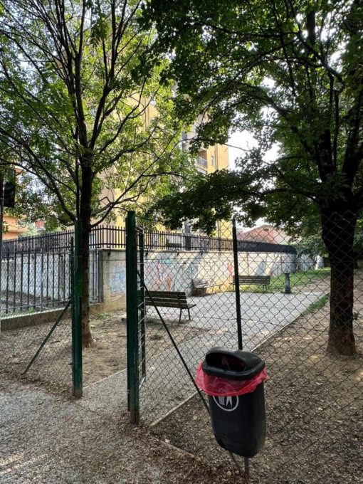 Incuria al parco di via Caprera a Bergamo: «Interventi avviati, non sposteremo l’area cani»