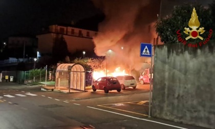 Notte di lavoro per i vigili del fuoco: in fiamme 4 auto a Pontida e un capannone a Spirano