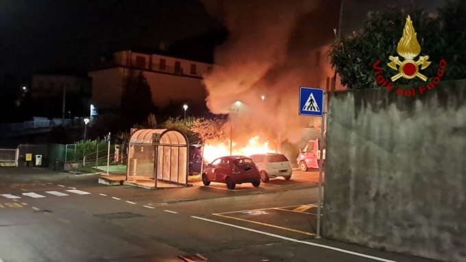 Notte di lavoro per i vigili del fuoco: in fiamme 4 auto a Pontida e un capannone a Spirano