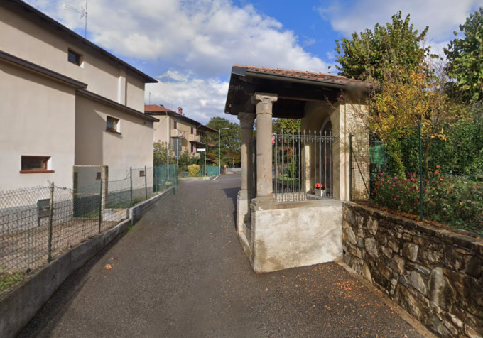 Chiusa via Madonna della Castagna a Bergamo: un camion ha colpito e rotto la Santella