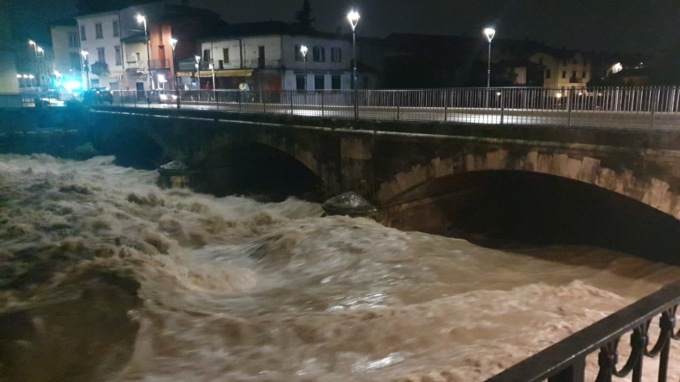 Fiume Serio gonfio e minaccioso a Seriate: «Grazie alla Protezione Civile si evita che fuoriesca»