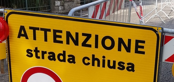 Brumano isolato per la caduta di un masso di due metri cubi sulla provinciale