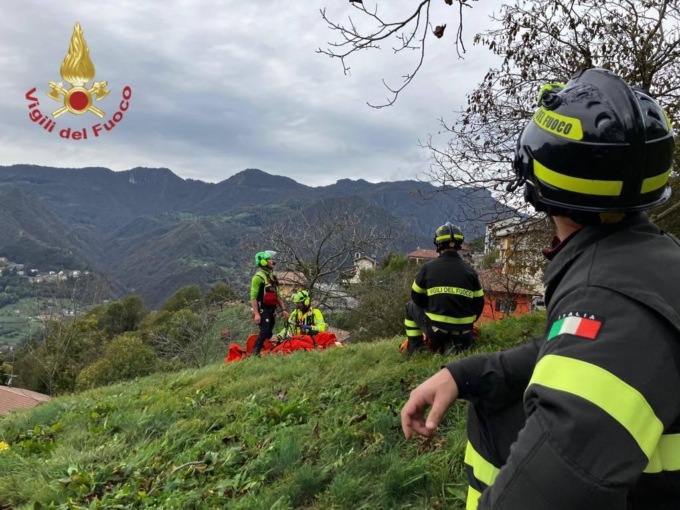 Donna di 66 anni cade in una scarpata a San Pellegrino: recuperata dai Vigili del fuoco