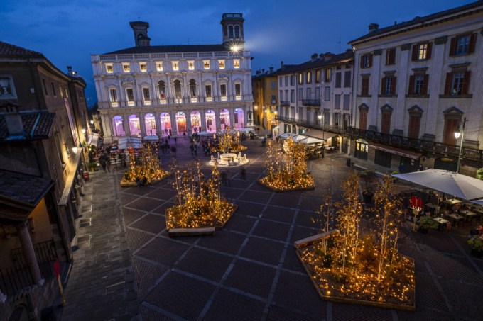 Un Natale di luci e arte a Bergamo con “Christmas Design”, mostra diffusa in 15 piazze