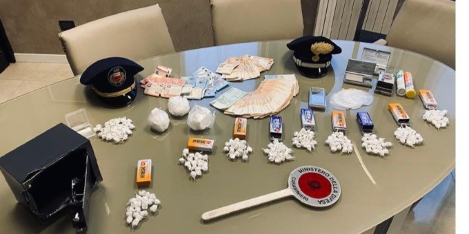 Il cane Tenai trova mezzo chilo di cocaina e contanti: due arresti a Seriate
