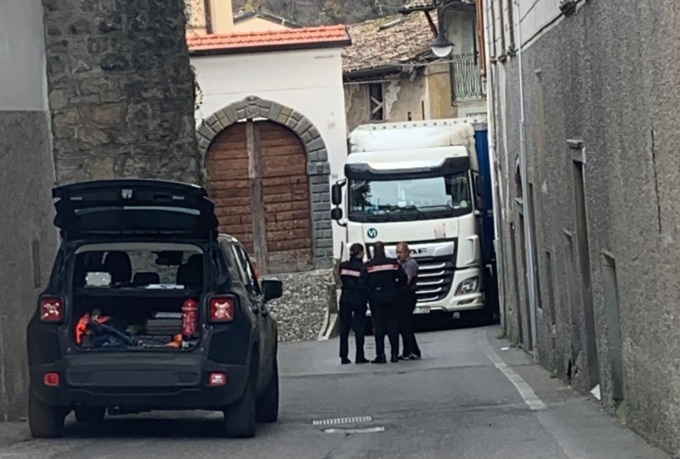 Vatti a fidare del navigatore: tir incastrato nel centro storico di Gandino