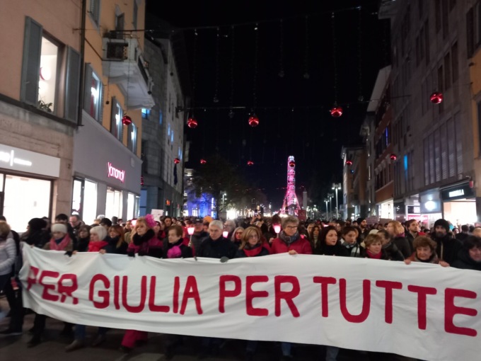 «Il grido di tutte coloro che non hanno più voce»: in migliaia alla fiaccolata contro la violenza sulle donne