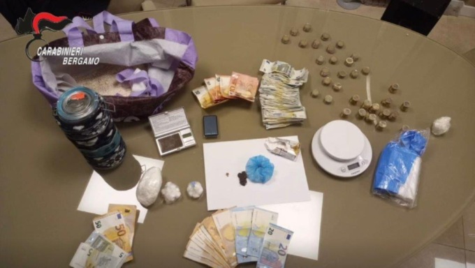 Sospetti beccati a Pedrengo, nelle loro case a Scanzo nascondevano la droga: arrestati