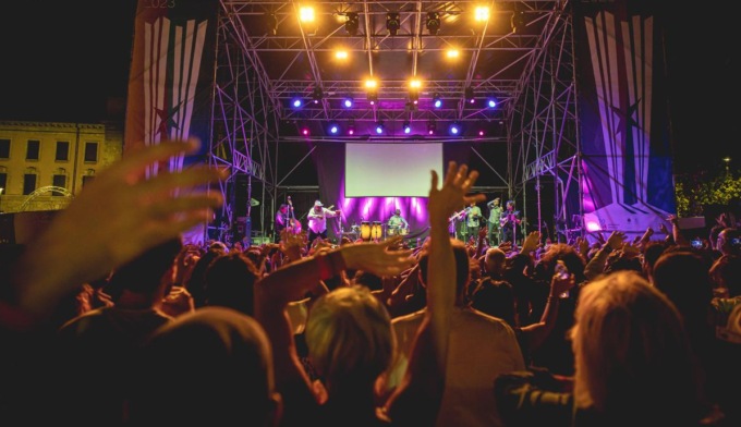 Ancora concerti ed eventi in piazzale Alpini, ma con una cornice più elegante